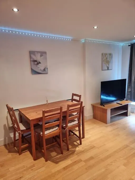 Modern Apartment By Leeds Dock  Leeds (West Yorkshire)