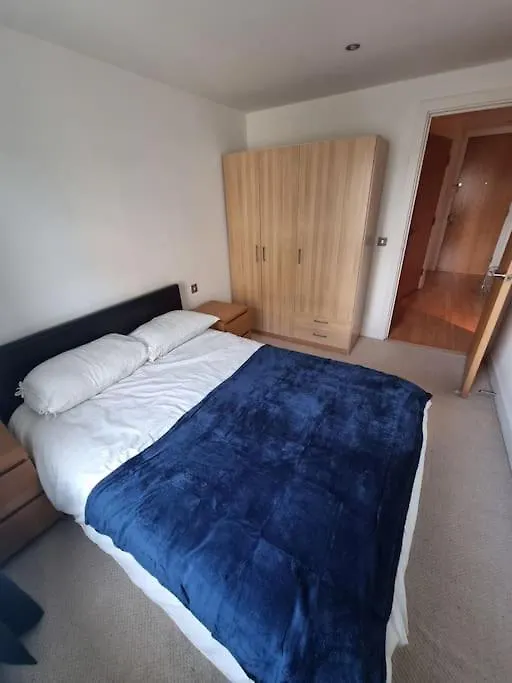 Modern Apartment By Leeds Dock