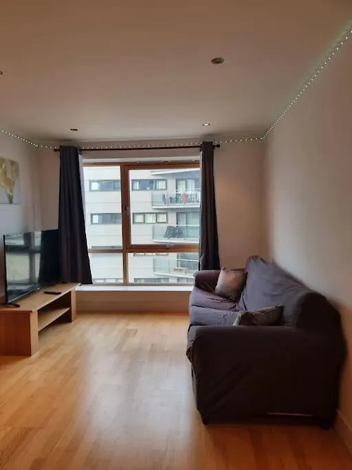 Modern Apartment By Leeds Dock