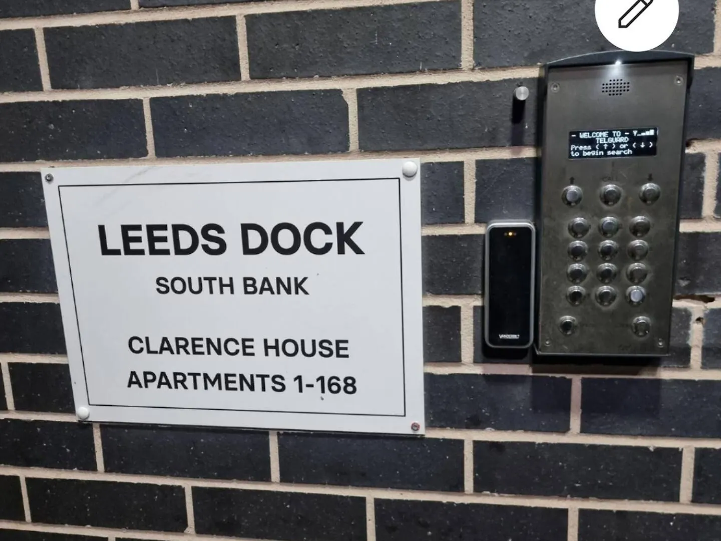 Modern Apartment By Leeds Dock